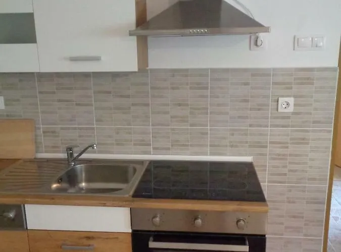 Nena's Place 리예카