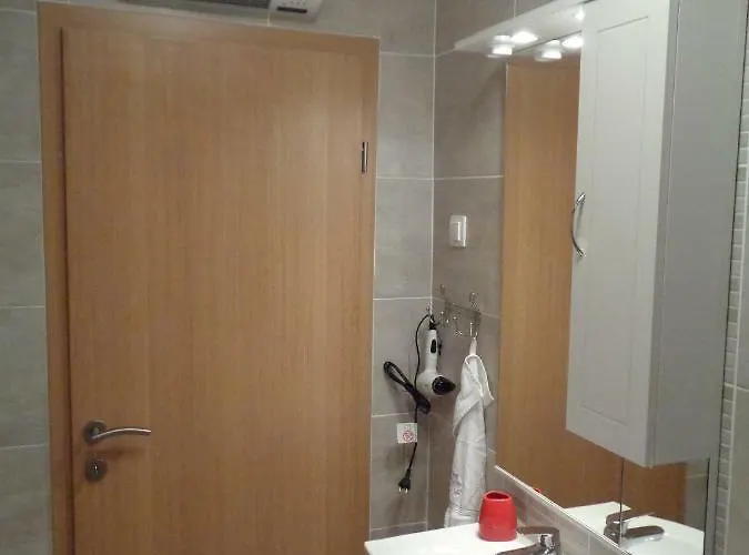 Nena's Place 리예카